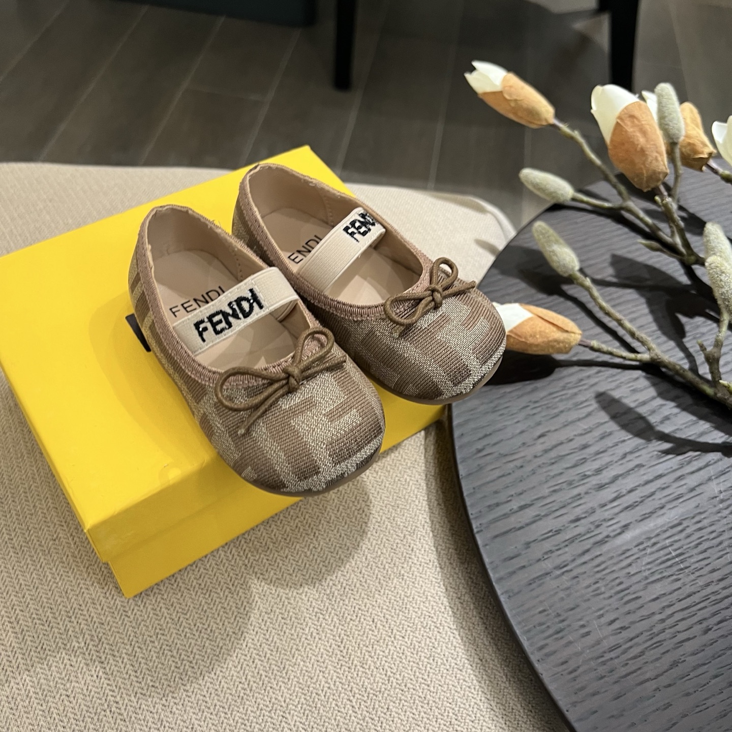 Children's shoes child